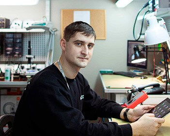 Мастер сервисного центра по ремонту техники Mitsubishi Electric